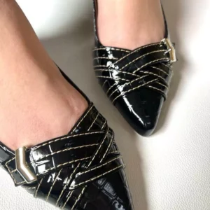 Sapatilha Preta Verniz Croco feminina com Enfeite Seta