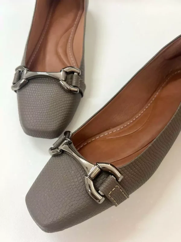 Sapatilha Réptil Cinza feminina Bico quadrado com enfeite reto