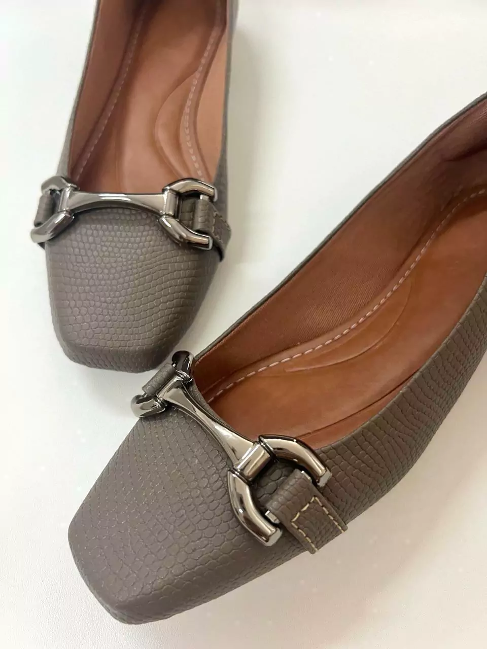 Sapatilha Réptil Cinza feminina Bico quadrado com enfeite reto