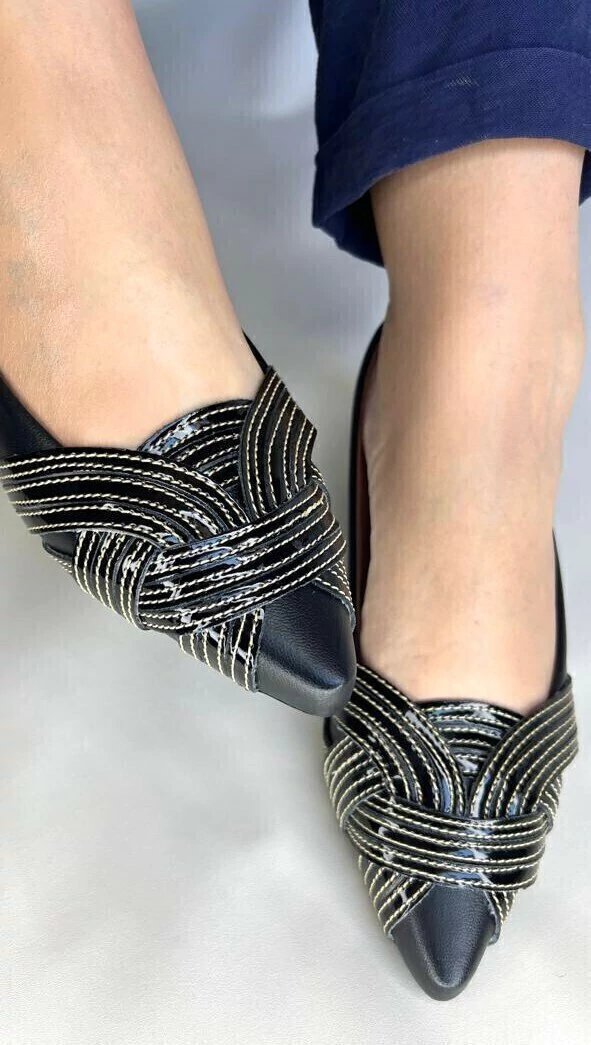 Sapatilha com entrelacos Feminina Verniz Preto