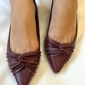 Sapatilha Marsala com entrelaços feminina