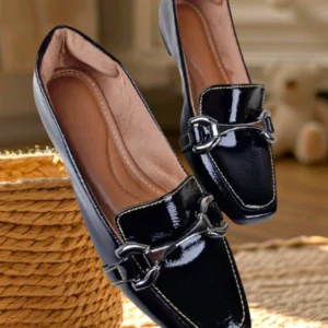Mocassim Feminino Bico Quadrado Verniz Preto com Enfeite Reto (Cod. 017)