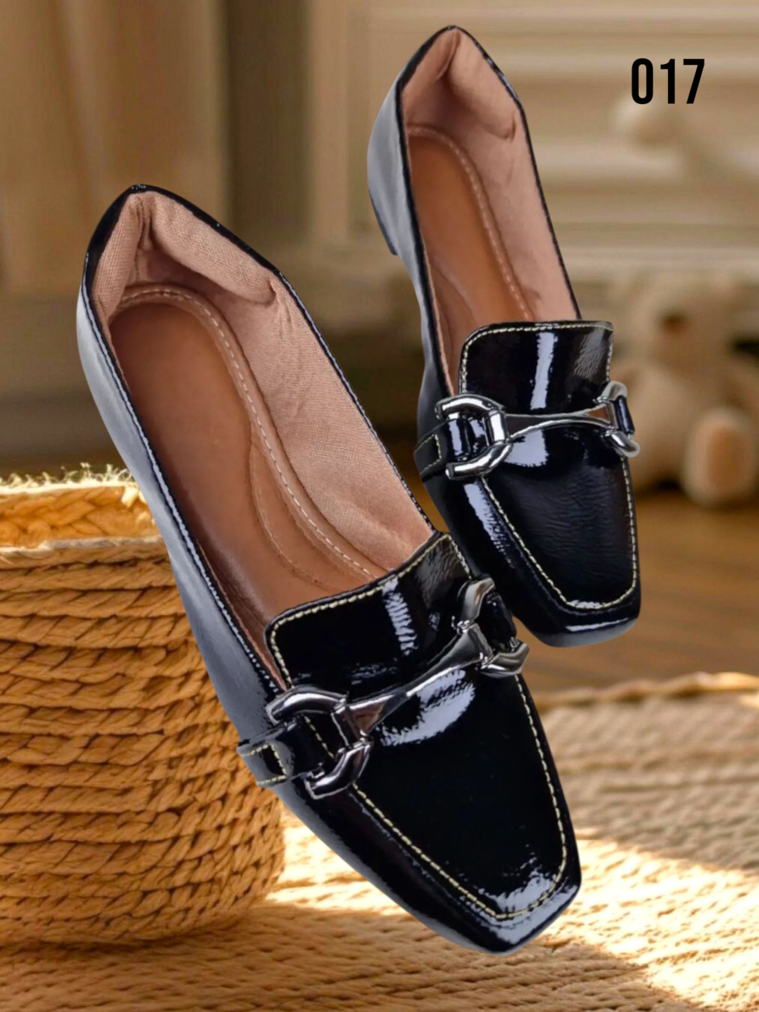 Mocassim Feminino Bico Quadrado Verniz Preto com Enfeite Reto (Cod. 017)