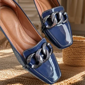 Mocassim feminino Bico Quadrado Verniz Azul Marinho com Corrente (Cod. 131)