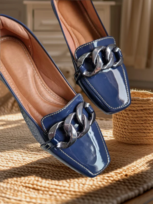 Mocassim feminino Bico Quadrado Verniz Azul Marinho com Corrente (Cod. 131)