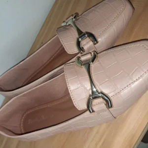 Mocassim feminino Bico Quadrado Nude enfeite reto