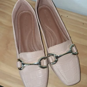 Mocassim feminino Bico Quadrado Nude enfeite reto