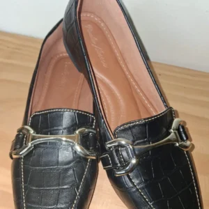 Mocassim feminino Bico Quadrado Preto enfeite reto