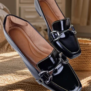 Mocassim Feminino Bico Quadrado Verniz Preto com Enfeite Reto (Cod. 017)