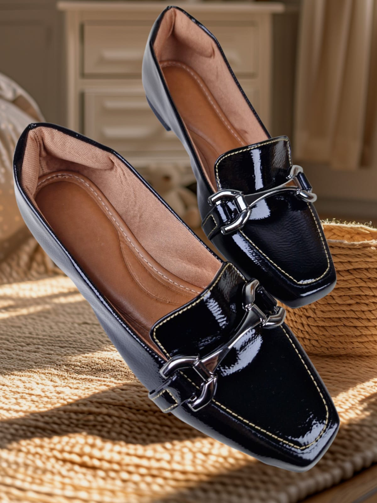 Mocassim Feminino Bico Quadrado Verniz Preto com Enfeite Reto (Cod. 017)
