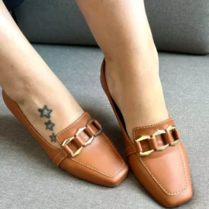 Mocassim feminino Bico Quadrado Caramelo com Fivela Encapada