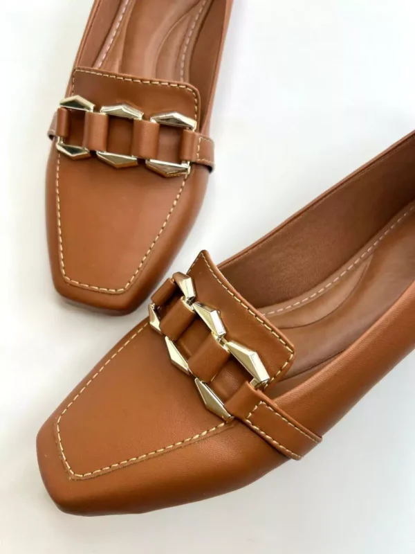 Mocassim feminino Bico Quadrado Caramelo com Fivela Encapada
