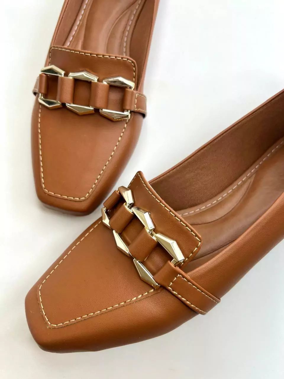 Mocassim feminino Bico Quadrado Caramelo com Fivela Encapada