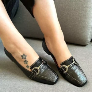 Mocassim feminino Bico Quadrado Verniz Craquelado Preto com Enfeite Reto