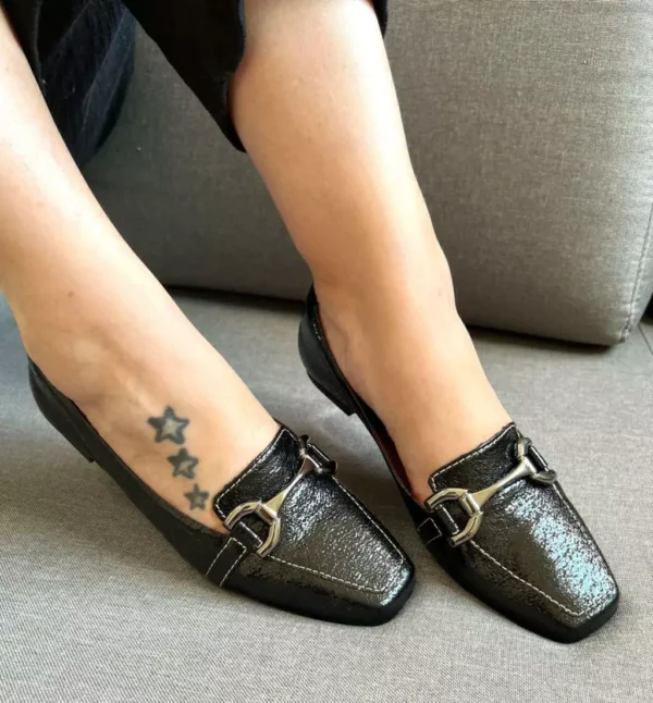 Mocassim feminino Bico Quadrado Verniz Craquelado Preto com Enfeite Reto - Image 2