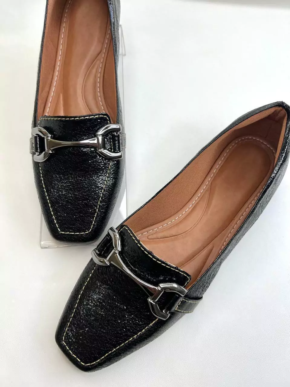 Mocassim feminino Bico Quadrado Verniz Craquelado Preto com Enfeite Reto