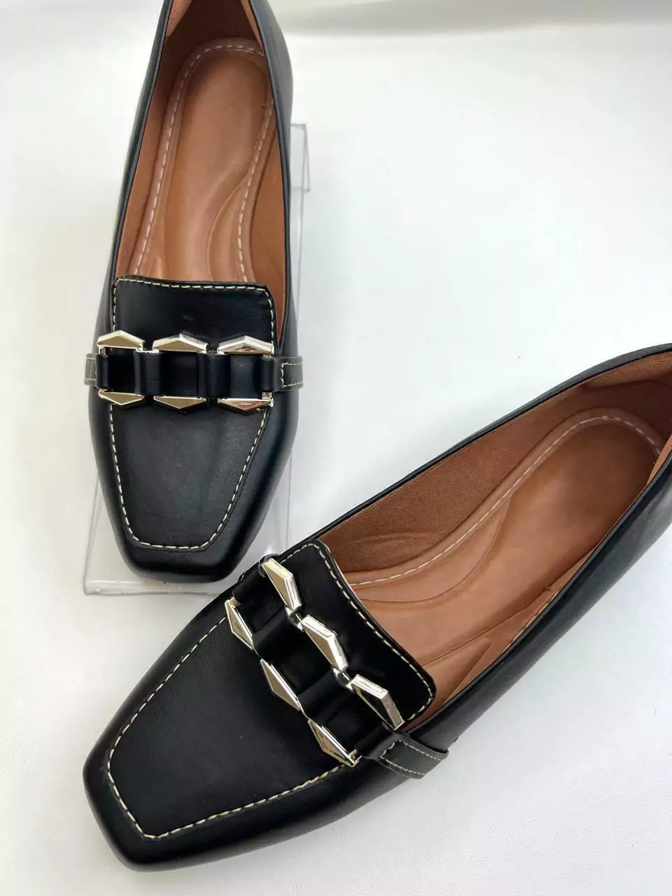 Mocassim feminino Bico Quadrado Preto com Fivela Encapada