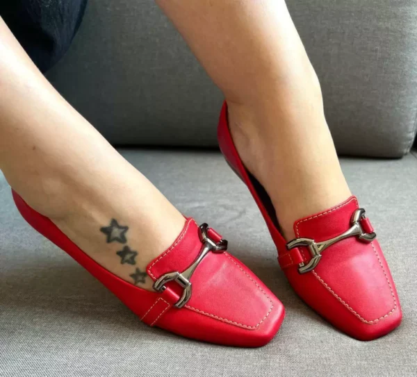 Mocassim feminino Bico Quadrado Vermelho com Detalhe Reto - Image 5