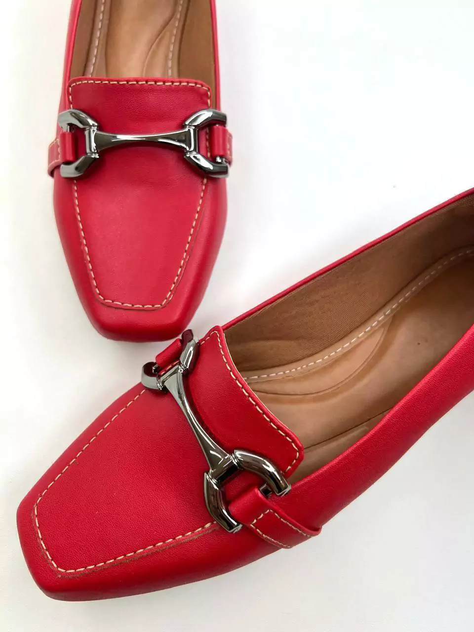 Mocassim feminino Bico Quadrado Vermelho com Detalhe Reto