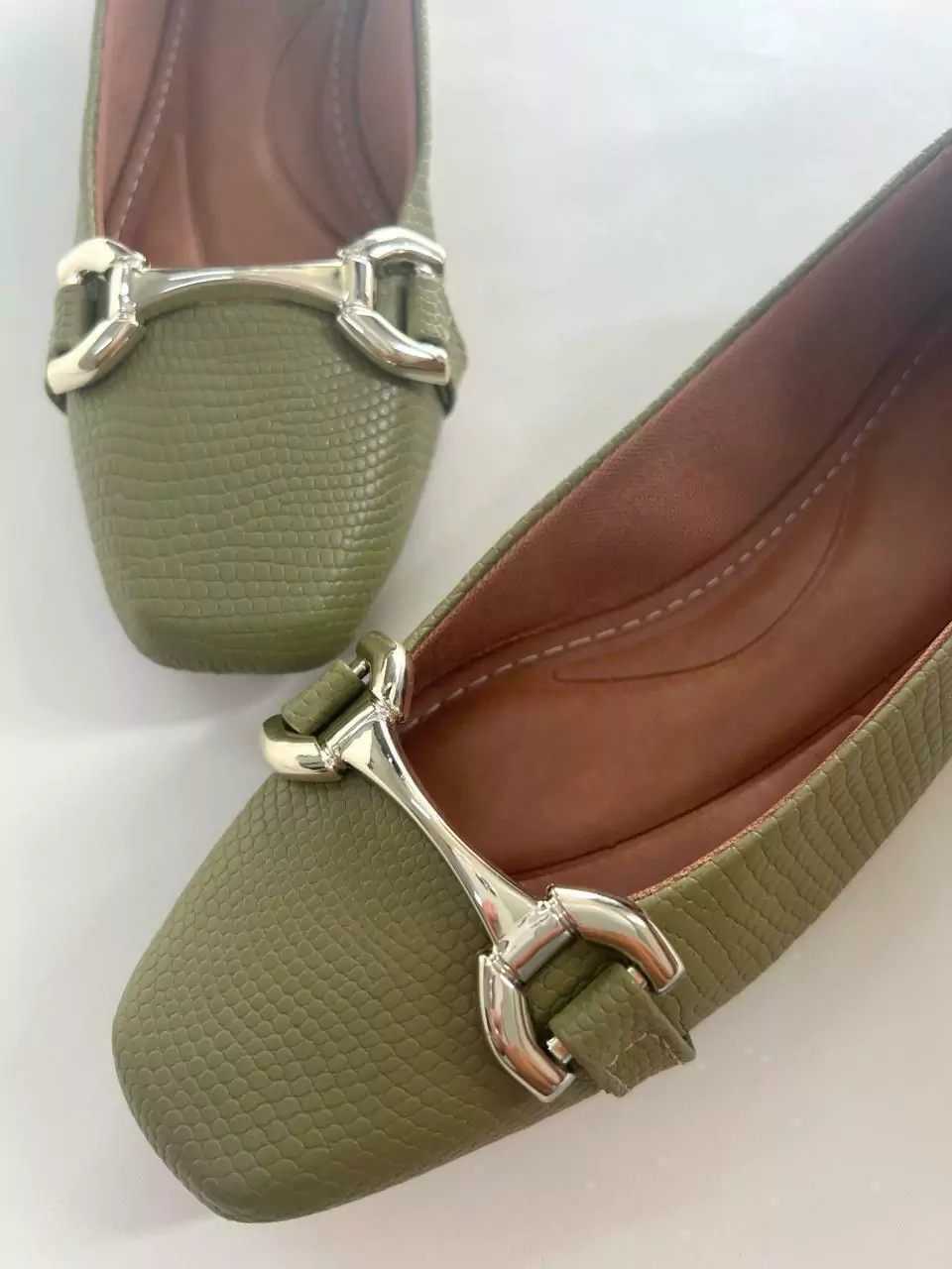 Sapatilha Réptil Verde Oliva feminina Bico quadrado com enfeite reto