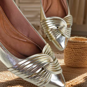 Sapatilha ouro feminina com Enfeite entrelassado