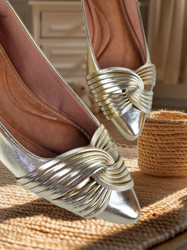 Sapatilha ouro feminina com Enfeite entrelassado