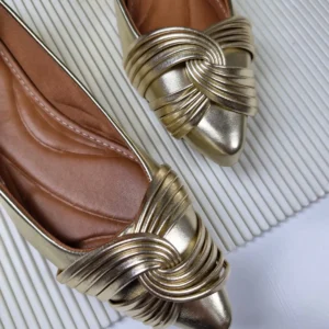 Sapatilha ouro feminina com Enfeite entrelassado