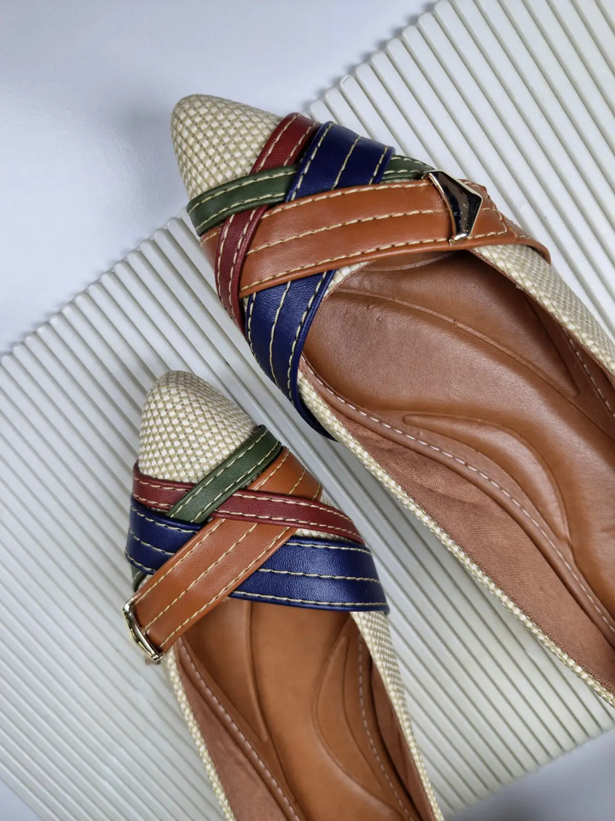 Sapatilha Off White Feminina com detalhes color e enfeite seta