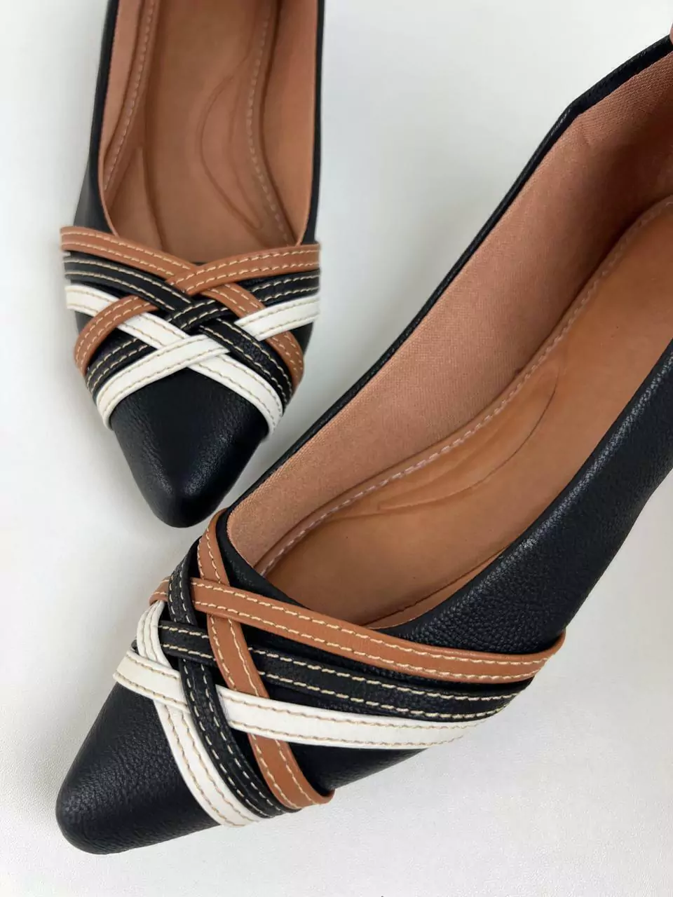 Sapatilha Preta casual feminina com detalhes color