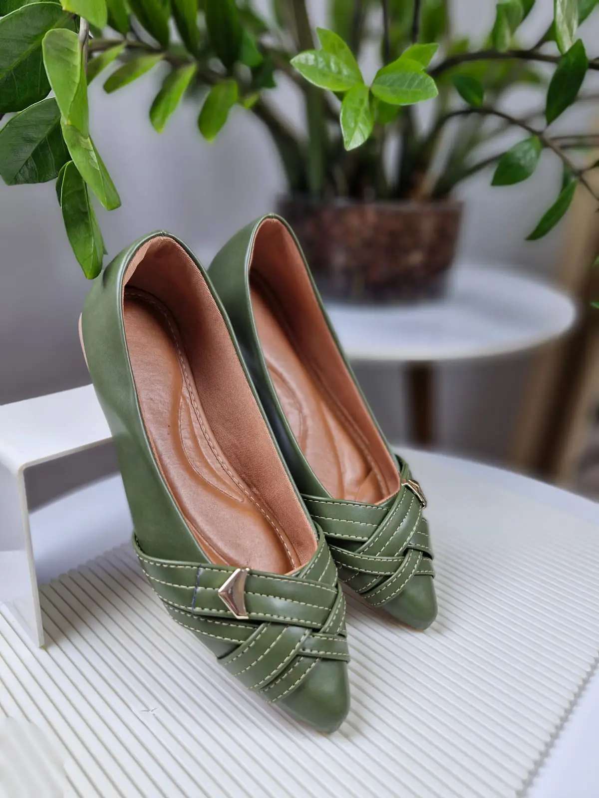Sapatilha Verde Oliva Feminina com Enfeite Seta