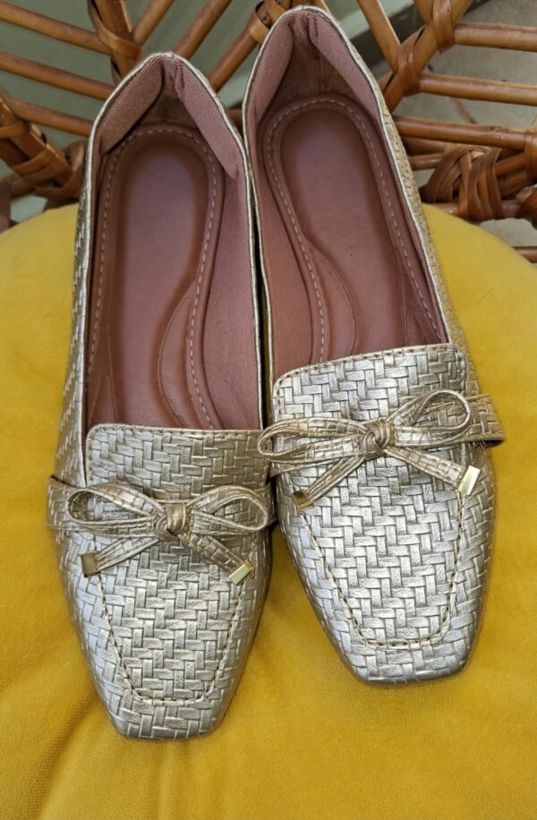 Mocassim Bico Quadrado Feminino Tresse Dourado com lacinho