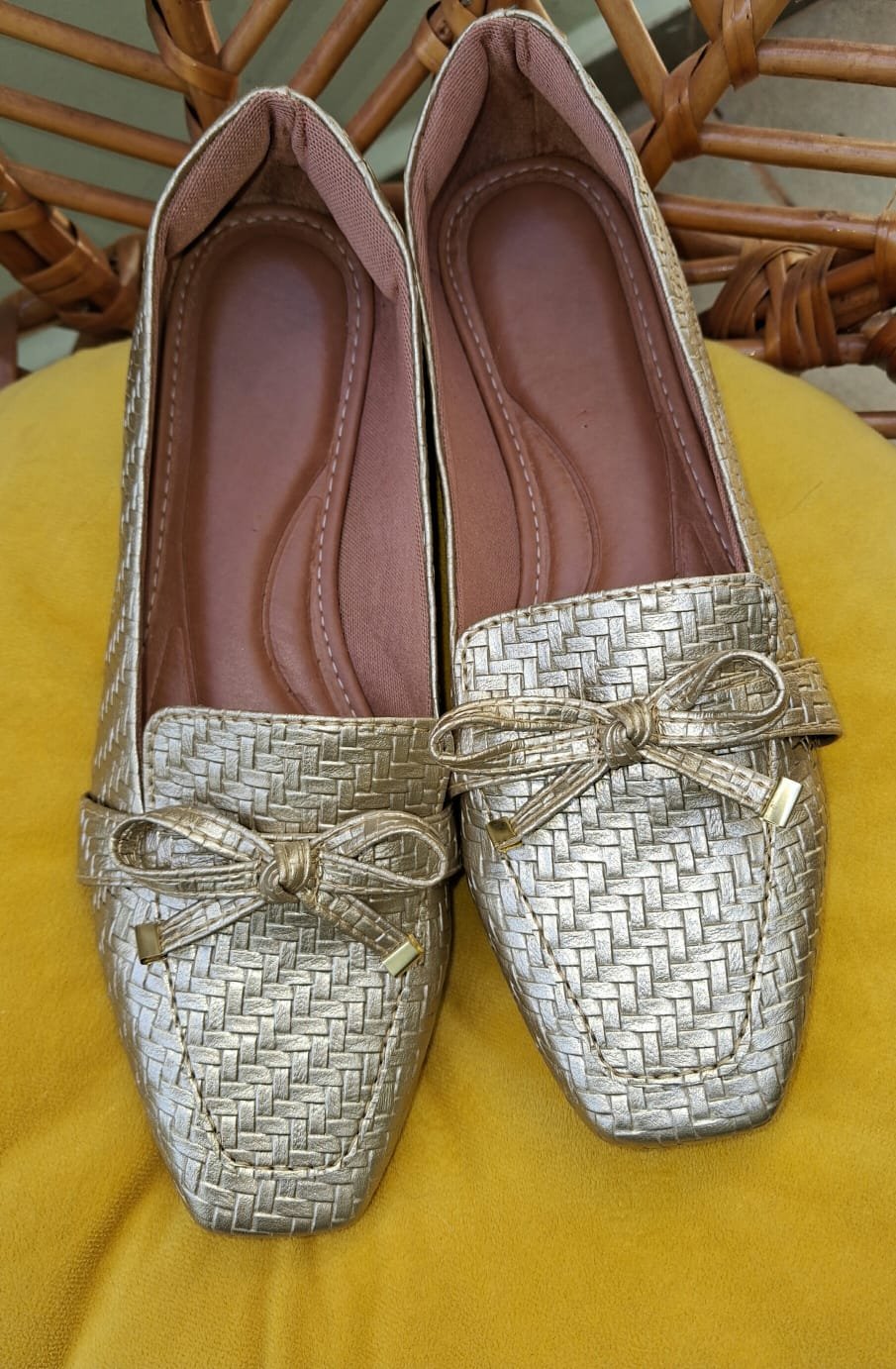 Mocassim Bico Quadrado Feminino Tresse Dourado com lacinho