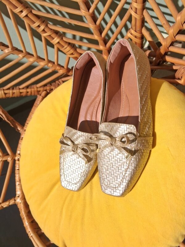 Mocassim Bico Quadrado Feminino Tresse Dourado com lacinho - Image 3