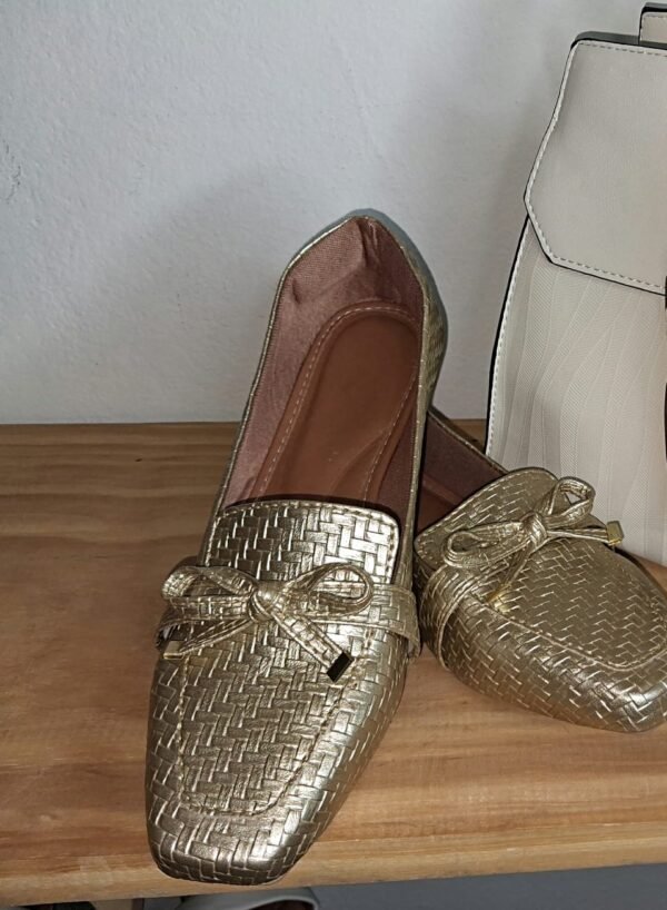 Mocassim Bico Quadrado Feminino Tresse Dourado com lacinho - Image 5