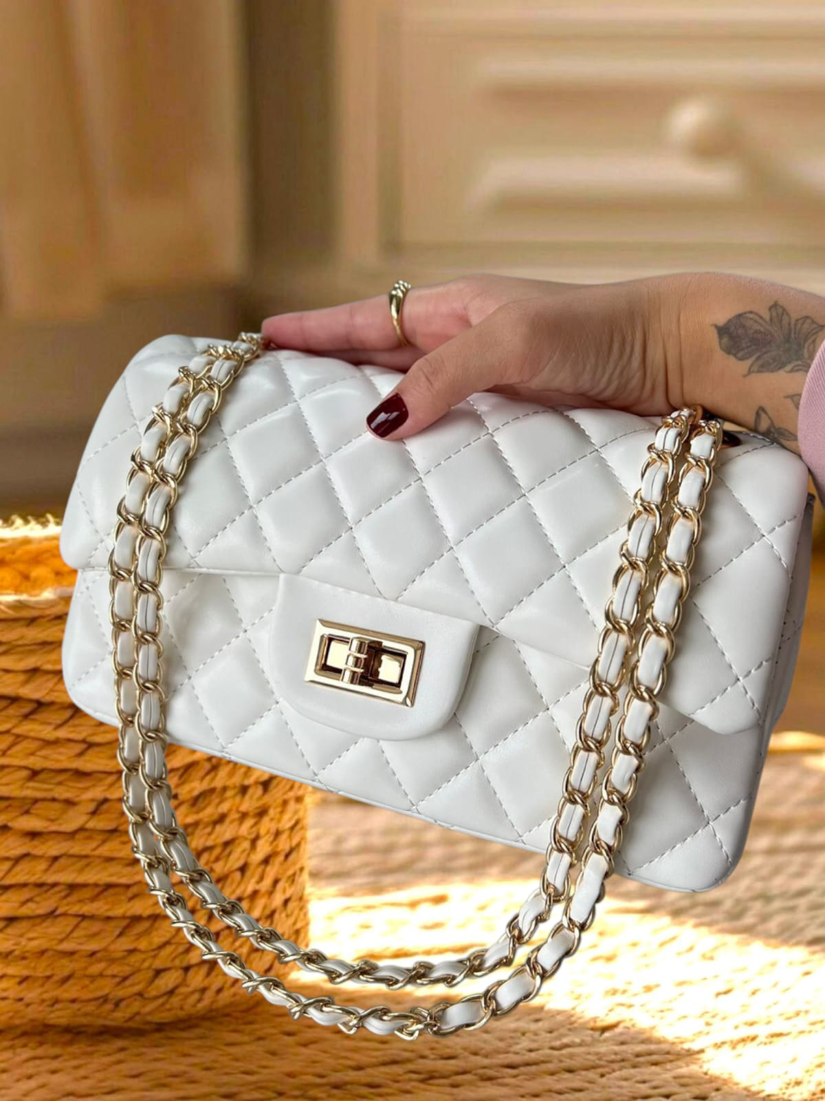 Bolsa feminina em matelasse branca