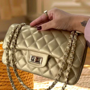Bolsa feminina em matelasse dourada