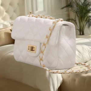 Bolsa feminina pequena em matelasse branca (20 cm)