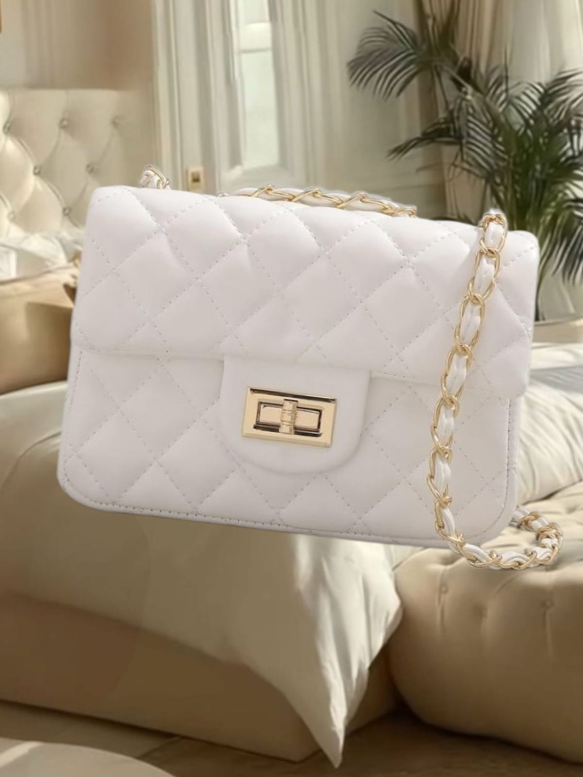 Bolsa feminina pequena em matelasse branca (20 cm)