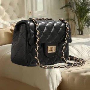 Bolsa feminina pequena em matelasse preta (20 cm)