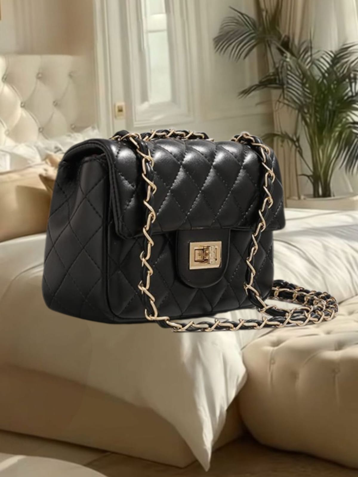 Bolsa feminina pequena em matelasse preta (20 cm)