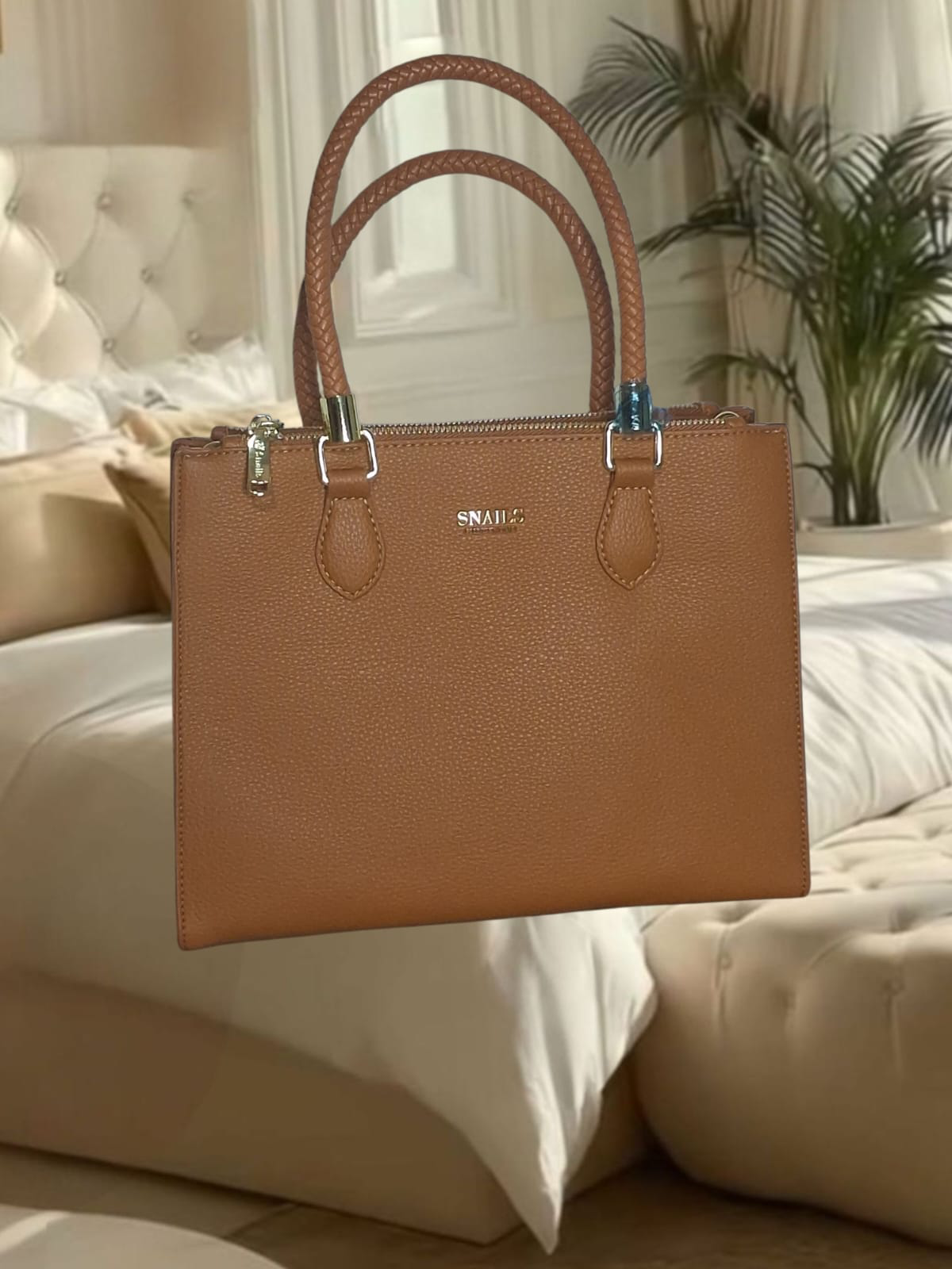 Bolsa feminina caramelo snails com detalhes dourados (29 cm)