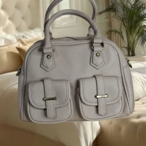 Bolsa feminina cor areia com bolsos (27 cm)