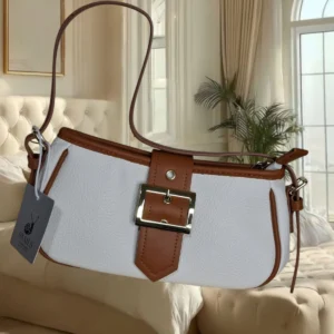 Bolsa feminina estilo baguete, branca com alça e detalhes caramelo (27 cm)