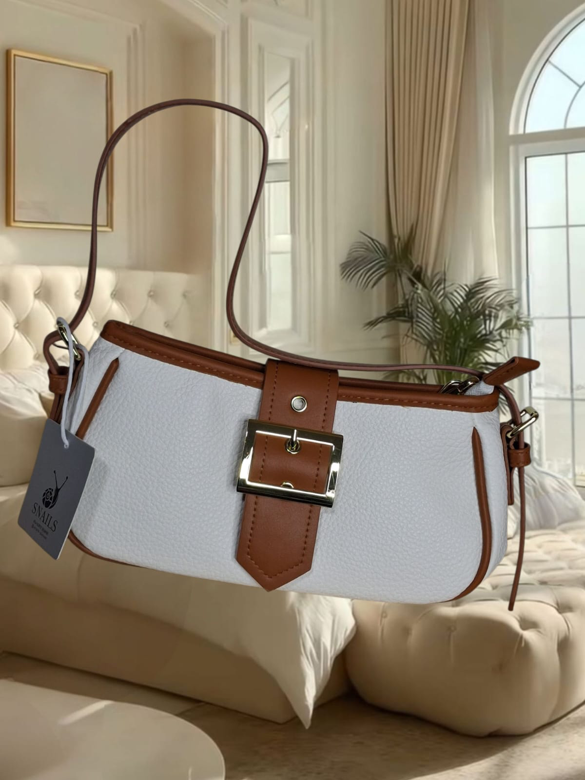 Bolsa feminina estilo baguete, branca com alça e detalhes caramelo (27 cm)