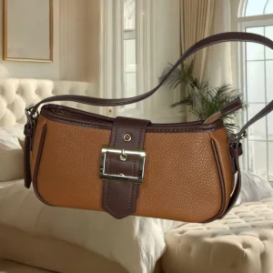 Bolsa feminina estilo baguete, caramelo com alça e detalhes no marron (27 cm)