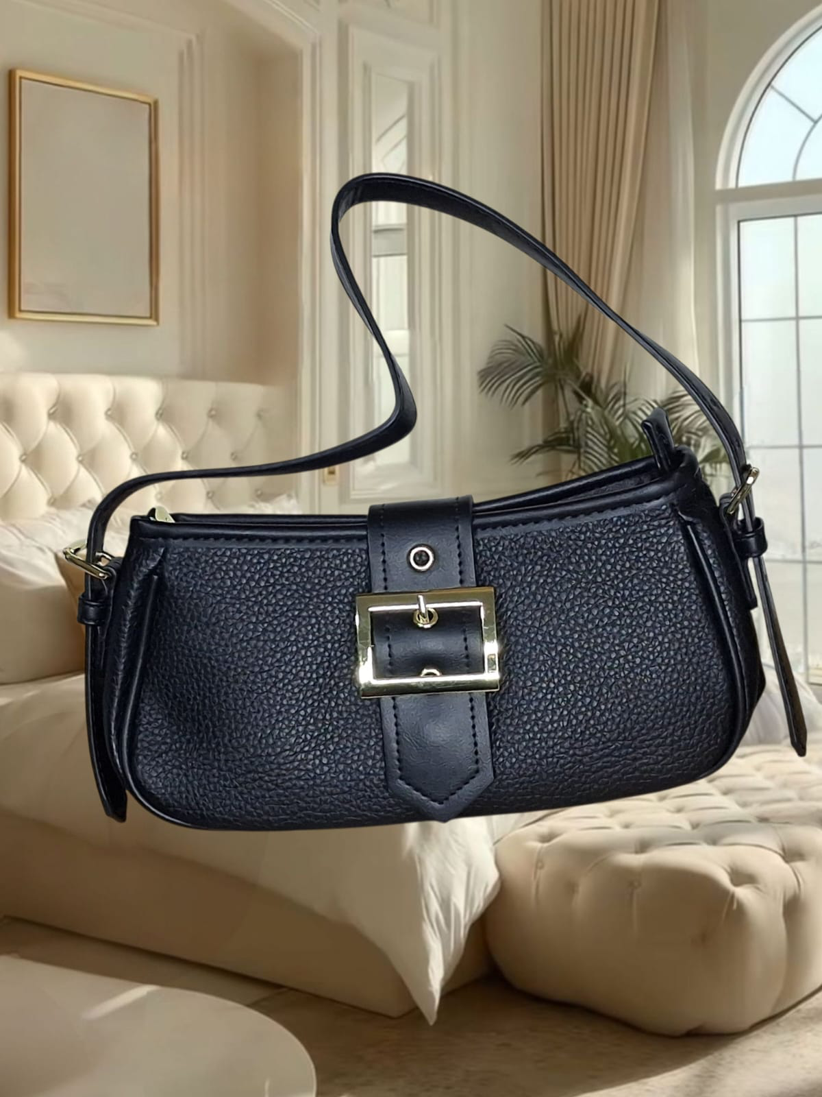 Bolsa feminina estilo baguete, preta com alça e detalhes na cor da bolsa (27 cm)