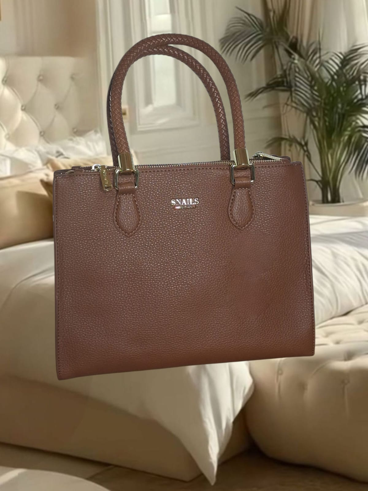 Bolsa feminina marron snails com detalhes dourados (29 cm)