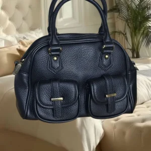 Bolsa feminina cor preta com bolsos (27 cm)