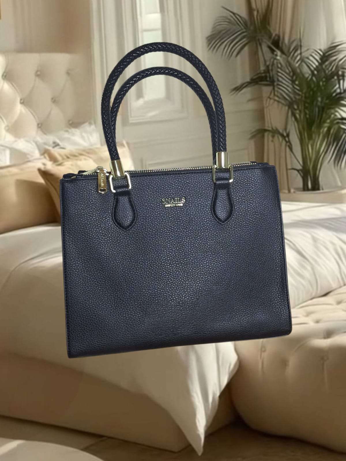 Bolsa feminina preta snails com detalhes dourados (29 cm)